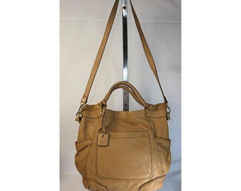 Liz Claiborne Satchel Schultertasche, wandelbare Hobo-Tasche, hellbraunes genarbtes Leder