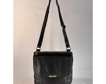 Relic Crossbody Bag, Überschlag mit Reißverschluss, Schultertasche, schwarzes genarbtes Leder, klassisch