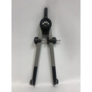 Puede incluir: Compás plateado y negro de la marca Alvin, una herramienta de dibujo utilizada para dibujar círculos y arcos. El compás tiene dos patas conectadas en la parte superior con un mecanismo de engranajes para ajustar el radio. Las patas tienen mangos negros y puntas.