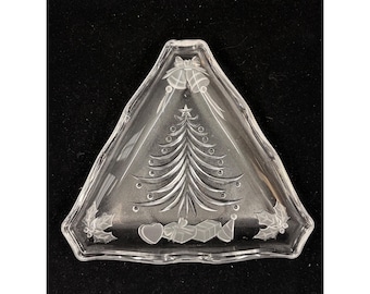 Prato vintage Mikasa para doces e biscoitos, formato triangular, com árvore de Natal em relevo, 16,5 cm (6,5 polegadas).