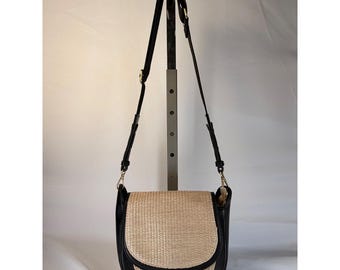 Satteltasche, Umhängetasche, Schulterklappe, gewebtes Stroh, schwarzes Leder, Resort-Boho-Stil