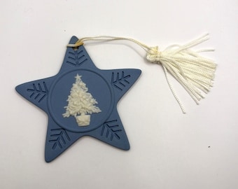 Enfeite de Natal vintage Wedgwood em formato de estrela, na cor azul jaspe, sem caixa.