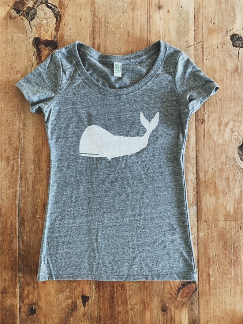 Women/'s Whale Scoop Neck Tee in Tri Gray