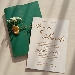 Faire-part de mariage vert émeraude et or A5, fait main, avec sceau de cire et gypsophile, papeterie élégante et personnalisée