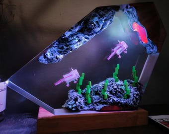 Pixel Axolotl Harzlampe - Unterwasser Diorama LED Nachtlicht, Gamer Dekor, handgemachte Wasserlampe, Pixel Kunst Geschenk, Schreibtischlampe, Axolotl Licht
