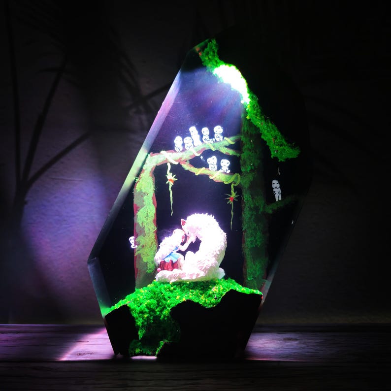 Ghibli-inspirerad anime-skogslampa, hartslampa, Kodama Spirit, varg, nattlampa, magisk skog, Studio Ghibli-fangåva, unik handgjord dekor bild 4
