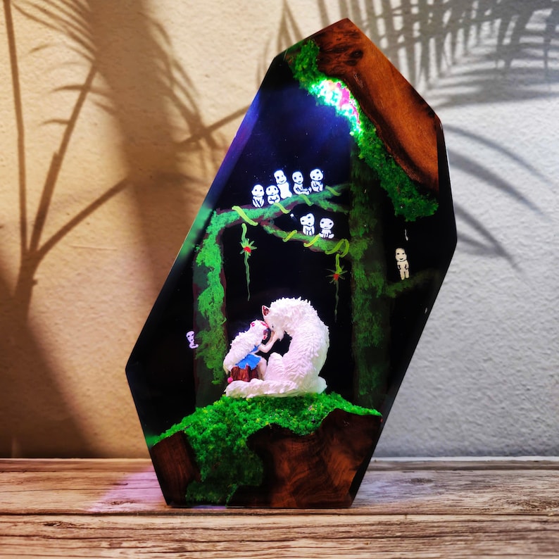 Ghibli-inspirerad anime-skogslampa, hartslampa, Kodama Spirit, varg, nattlampa, magisk skog, Studio Ghibli-fangåva, unik handgjord dekor bild 1