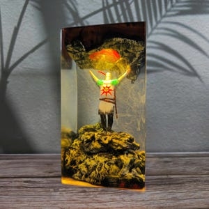 Solaire of Astora Resin Lamp Praise the Sun Dark Souls Diorama Resin Night Light Handmade Gamer Gift LED Epoxy Lamp Knight Figure Light