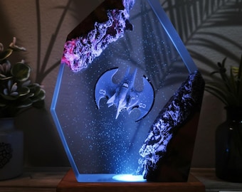 Lámpara de resina de murciélago, luz nocturna LED hecha a mano con base de madera, regalo para fanáticos de superhéroes, decoración de habitación geek, accesorio de escritorio único, lámpara de resina de Halloween