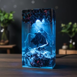 Lámpara de resina inspirada en Darth Sith galáctico, luz nocturna LED, decoración de galaxia estelar para él, acento de habitación de ciencia ficción, lámpara de resina de superhéroe