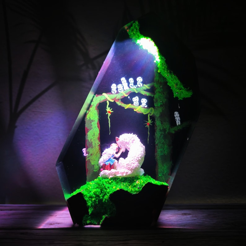 Ghibli-inspirerad anime-skogslampa, hartslampa, Kodama Spirit, varg, nattlampa, magisk skog, Studio Ghibli-fangåva, unik handgjord dekor bild 2