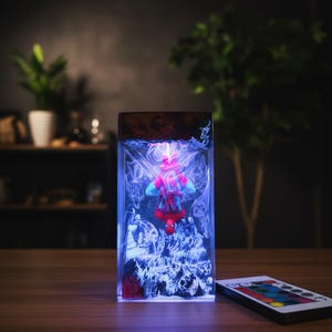 Lámpara de noche de superhéroe personalizada, lámpara de resina de superhéroe personalizada, luz de noche personalizada, diorama de resina epoxi, decoración artística de madera, regalo geek único