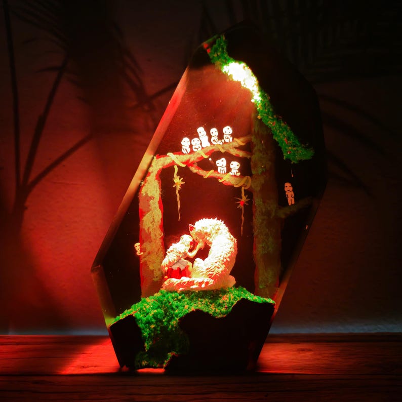 Ghibli-inspirerad anime-skogslampa, hartslampa, Kodama Spirit, varg, nattlampa, magisk skog, Studio Ghibli-fangåva, unik handgjord dekor bild 3