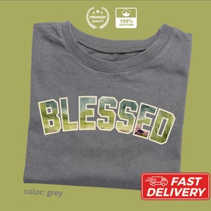Camiseta gráfica universitaria cristiana con frase "BENDECIDO", camiseta de fe, camiseta con versículo bíblico, camiseta cristiana estética para mujer, regalo de bautismo.