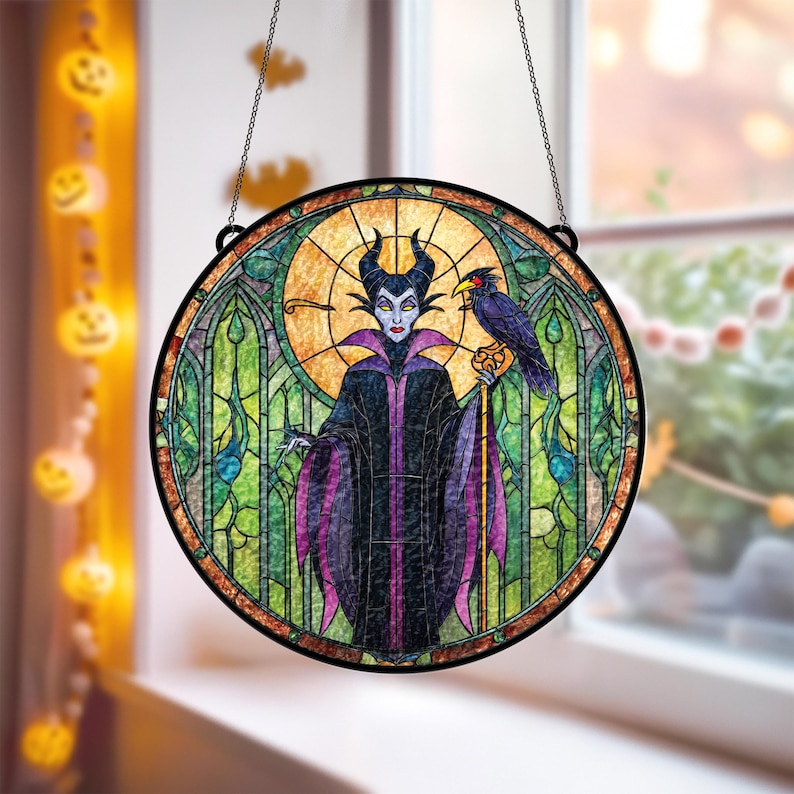 Pu&ograve; includere: Vetrata rotonda raffigurante un personaggio con corna, una veste nera e un mantello viola, che tiene un bastone ed &egrave; accompagnato da un corvo. L'opera d'arte &egrave; ambientata su uno sfondo di vetrate verdi e dorate, con una cornice in metallo nero. Ideale per Halloween.