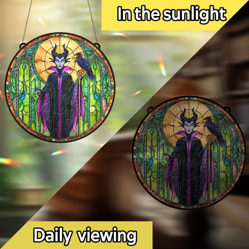 Pu&ograve; includere: Vetrata rotonda raffigurante un personaggio con le corna, un mantello nero e un corvo. La finestra ha una cornice in metallo nero e una catena per appenderla. Il testo nell'immagine recita "In the sunlight" e "Daily viewing."