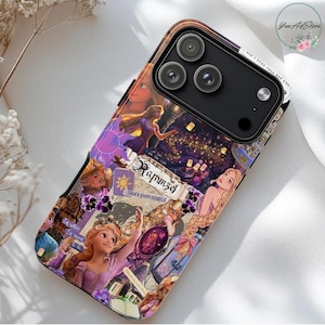 Puede incluir: Una funda de teléfono con un collage de imágenes de la película animada "Enredados". El diseño incluye la palabra "Rapunzel" y la frase "She's pure magic". La funda tiene un módulo de cámara negro y un logotipo floral en la esquina superior derecha.