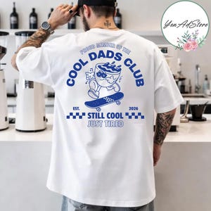 Personlig Cool Dads Club-tröja, Fortfarande cool, bara trött på ryggen, T-shirt med design, Ny pappa född 2026-present, Fars dag-tröja, Retro kaffe-skaterpappa