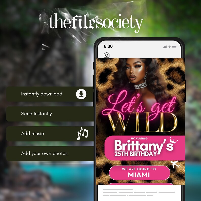 Pu&ograve; includere: Uno smartphone mostra un invito digitale con la scritta "Let's get WILD" in rosa e oro. L'invito &egrave; per il 25&deg; compleanno di Brittany e include un viaggio a Miami. Lo sfondo presenta una stampa leopardata e l'immagine di una donna.
