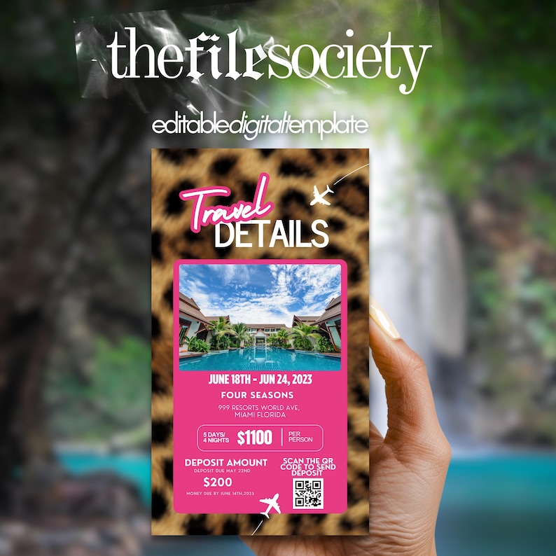 Pu&ograve; includere: Modello digitale di dettagli di viaggio con sfondo leopardato. Il modello include il testo "Travel Details" in rosa, date, luogo e informazioni sui prezzi. Il modello include anche un codice QR.