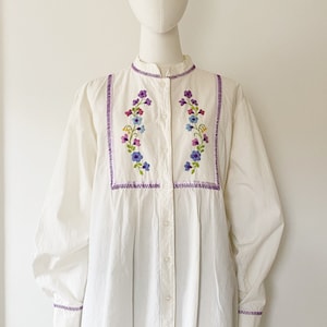 70s WHITE EMBROIDERED FLOWER Shirt- Vintage Boho Hippie Vintage Cotton blouse medium Summer Goddess  e