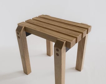 Holzhocker aus massiver Buche - Design Schemel mit schwarzem Akzent - Ideal als Fußhocker oder Blumenhocker - Handgefertigt