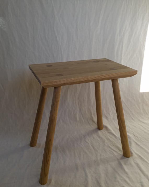 Einzigartiger Hocker aus Eiche massiv - Design Schemel mit durchgesteckten Beinen - Ideal als Beistelltisch - Handgefertigt
