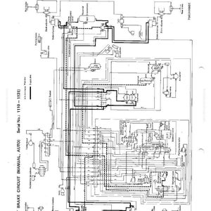 Pu&ograve; includere: Diagramma dettagliato della struttura e della funzione di un sistema ad aria, con componenti e linee di collegamento. Testo: CIRCUITO FRENO DI EMERGENZA (MANUALE, AUTO), N. di serie: 1110-1131 e HD1200M.