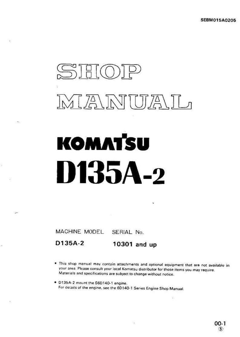 K&ouml;nnte beinhalten: Ein wei&szlig;es Werkstatthandbuch mit dem Text "SHOP MANUAL" in fetter, umrandeter Schrift. Darunter steht in schwarzer Schrift "KOMATSU D135A-2". Das Maschinenmodell ist D135A-2, und die Seriennummer ist 10301 und h&ouml;her.