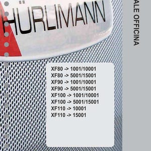 K&ouml;nnte beinhalten: Ein silbernes und wei&szlig;es H&uuml;rlimann-Logo auf einem perforierten Metallhintergrund. Das Bild enth&auml;lt eine Liste von Modellnummern und ein rotes Dreieck. Der Text "MANUALE OFFICINA" befindet sich rechts.