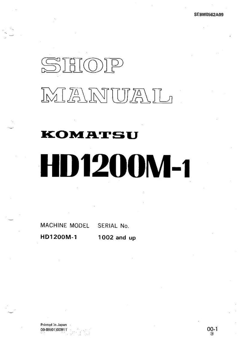 Pu&ograve; includere: Una copertina bianca del manuale di officina Komatsu con la scritta "SHOP MANUAL" in grandi lettere delineate. Sotto, il testo "KOMATSU HD1200M-1" &egrave; ben visibile. La parte inferiore della pagina include "MACHINE MODEL HD1200M-1" e "SERIAL No. 1002 and up".