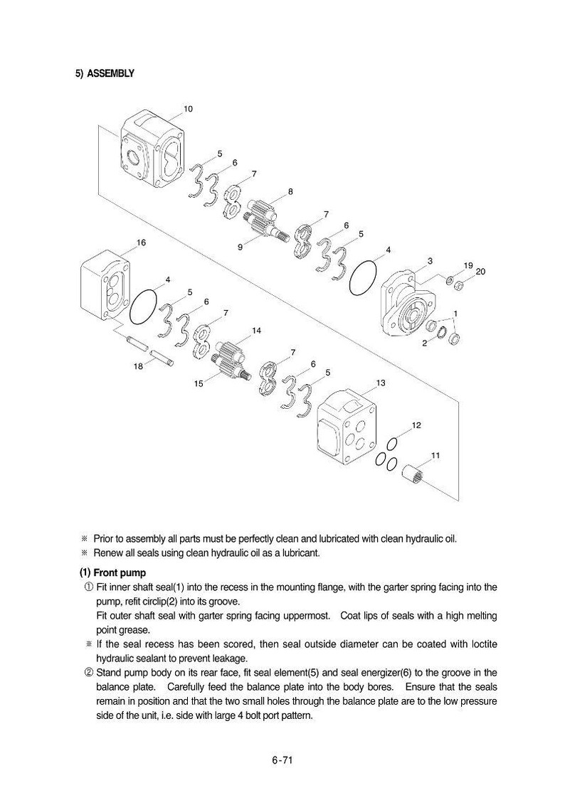 Może przedstawiać: Szczeg&oacute;łowy schemat techniczny zespołu pompy hydraulicznej, przedstawiający r&oacute;żne elementy, takie jak uszczelki, obudowy i wały. Ilustracja zawiera etykiety i numery dla każdej części, zapewniając wyraźny widok struktury wewnętrznej pompy.