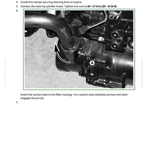 Puede incluir: Primer plano de un componente de motor negro con una tuber&iacute;a curva y varios accesorios. Una flecha indica la direcci&oacute;n de una conexi&oacute;n de tubo de succi&oacute;n. La imagen es de un manual, con instrucciones de montaje y mantenimiento.