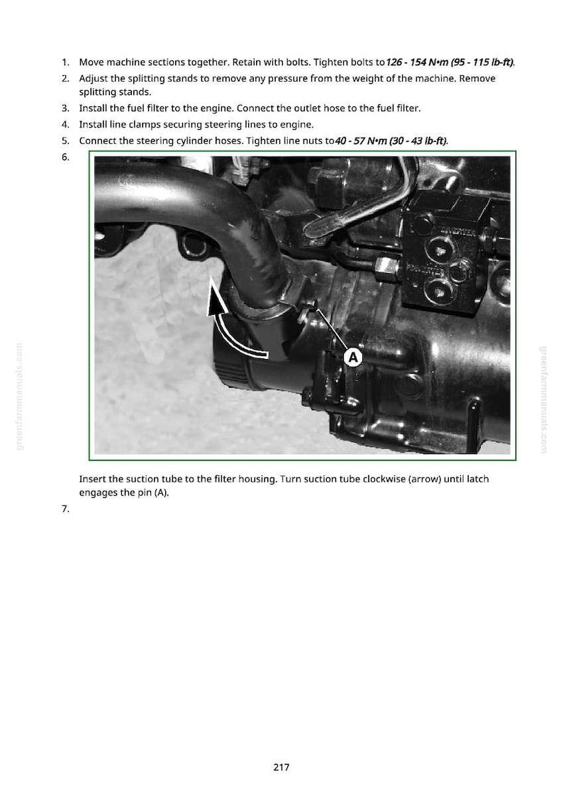 Puede incluir: Primer plano de un componente de motor negro con una tuber&iacute;a curva y varios accesorios. Una flecha indica la direcci&oacute;n de una conexi&oacute;n de tubo de succi&oacute;n. La imagen es de un manual, con instrucciones de montaje y mantenimiento.