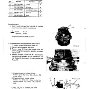 Pode incluir: Diagrama t&eacute;cnico que detalha a desmontagem de um conjunto motor de deslocamento, com componentes rotulados e instru&ccedil;&otilde;es. Inclui imagens de pe&ccedil;as, n&uacute;meros de pe&ccedil;a e etapas preparat&oacute;rias para a manuten&ccedil;&atilde;o.