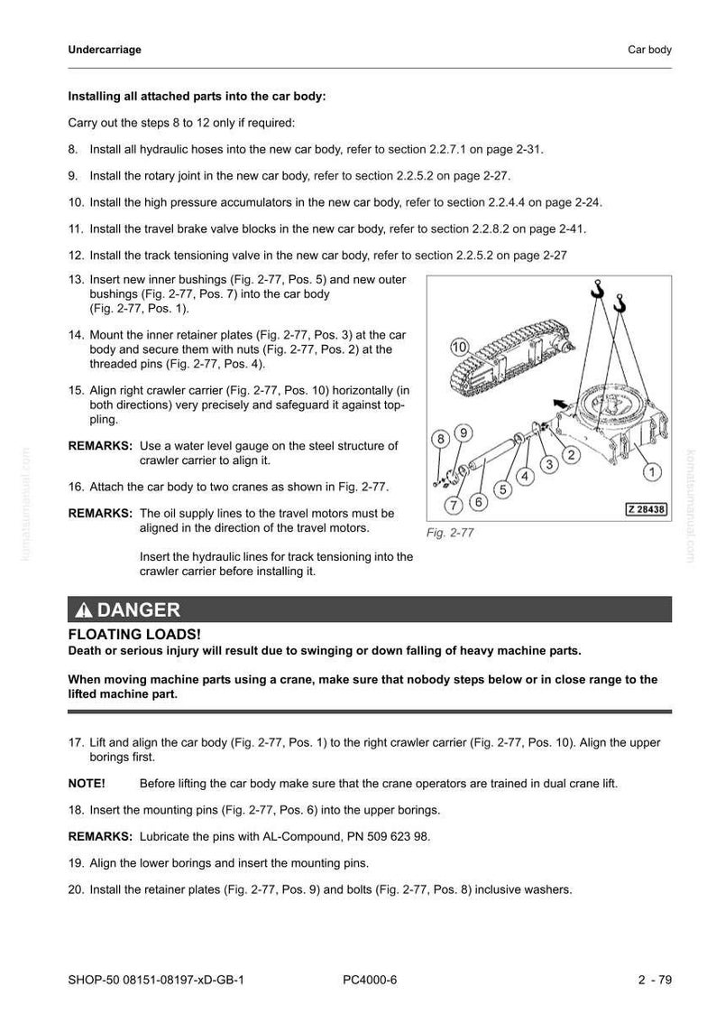 Op de afbeelding: Diagram met carrosserieonderdelen en installatie-instructies. Bevat een rupsdrager, hydraulische slangen en montagepennen. Er is ook een waarschuwing over zwevende lasten.