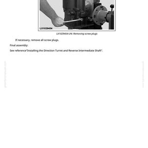 Op de afbeelding: Een zwart-wit diagram toont een mechanisch onderdeel met een persoon die een sleutel gebruikt om een schroefplug te verwijderen. De tekst "LX1029454-UN: Removing screw plugs" is opgenomen. Extra tekst instrueert de gebruiker om alle schroefpluggen te verwijderen indien nodig.