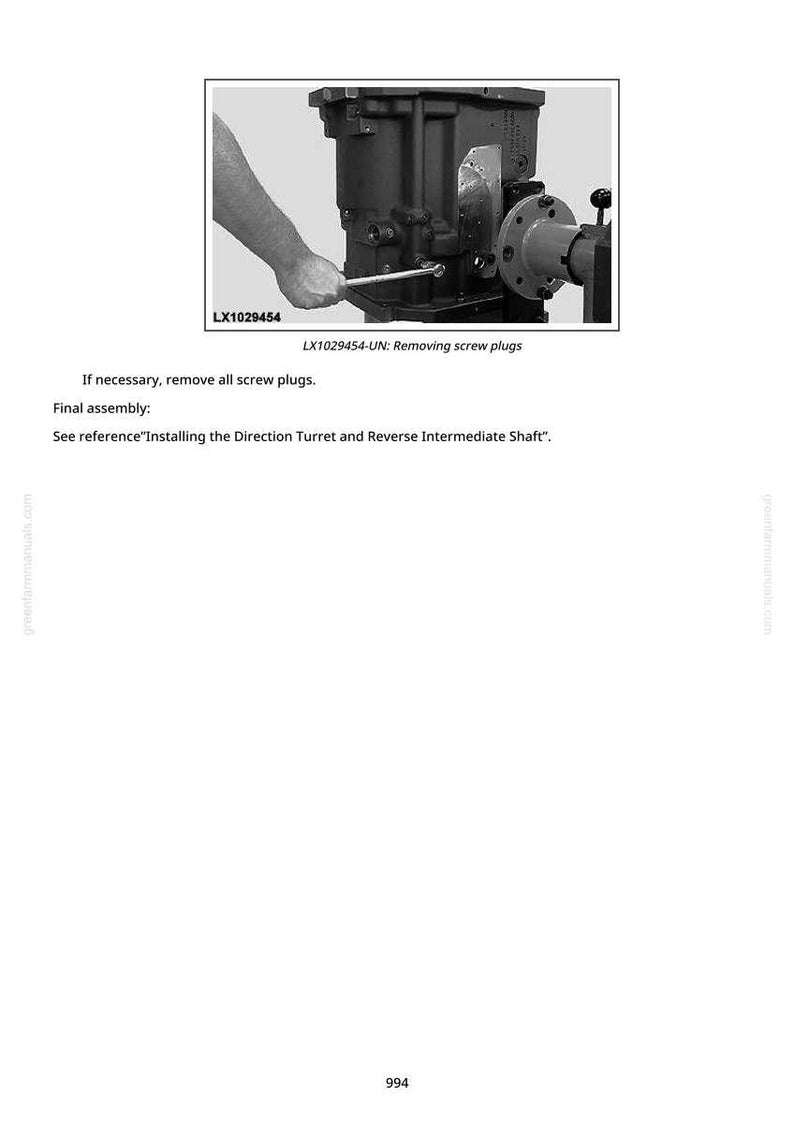 Op de afbeelding: Een zwart-wit diagram toont een mechanisch onderdeel met een persoon die een sleutel gebruikt om een schroefplug te verwijderen. De tekst "LX1029454-UN: Removing screw plugs" is opgenomen. Extra tekst instrueert de gebruiker om alle schroefpluggen te verwijderen indien nodig.
