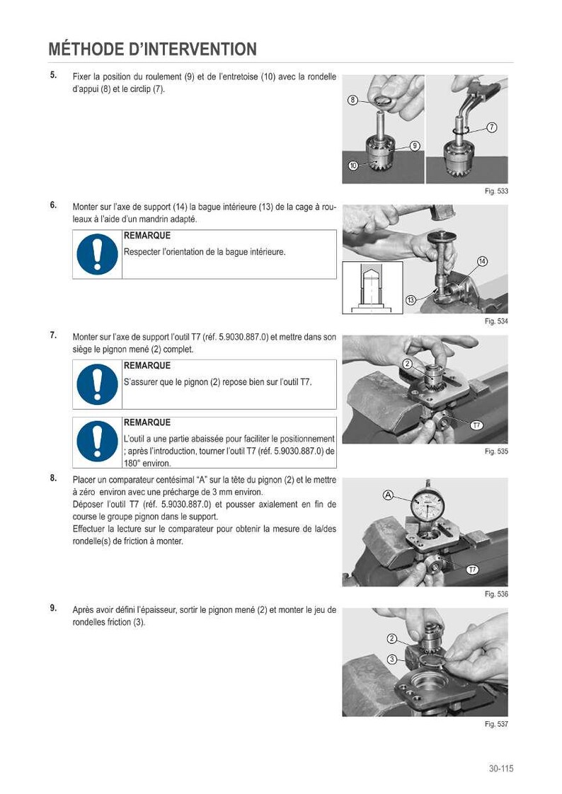 Może przedstawiać: Schemat krok&oacute;w montażu mechanicznego, w tym narzędzi i komponent&oacute;w. Instrukcje tekstowe towarzyszą ilustracjom montowanych części. Zawiera czujnik zegarowy do precyzyjnych pomiar&oacute;w. Obraz jest czarno-biały.