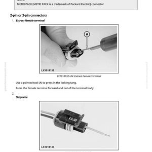 Op de afbeelding: Diagram van METRI PACK-connectoren met instructies. De afbeelding toont hoe u een vrouwelijke terminal kunt extraheren met behulp van een puntig gereedschap en hoe u draad kunt strippen om 4 mm draad bloot te leggen. De tekst bevat de opmerking dat METRI PACK een handelsmerk is van Packard Electric.