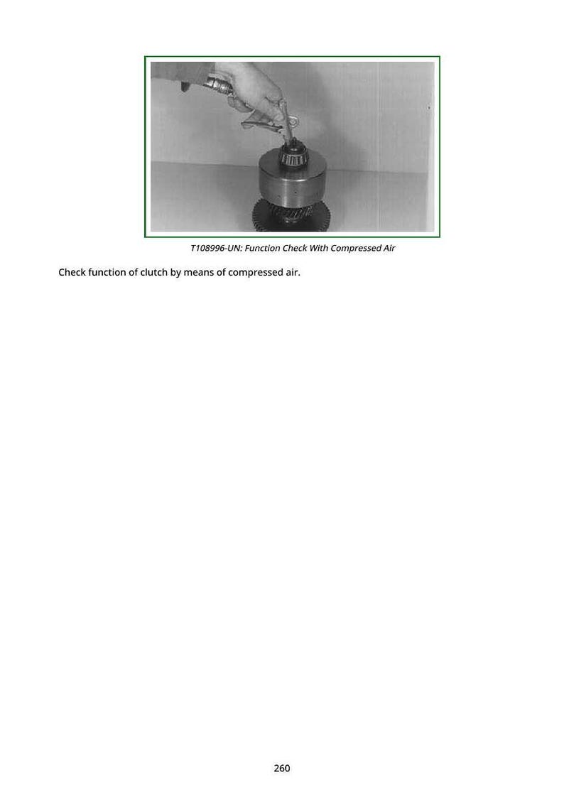 Puede incluir: Imagen de un componente mec&aacute;nico siendo probado con aire comprimido. El texto "T108996-UN: Function Check With Compressed Air" es visible. La imagen muestra una vista detallada de la comprobaci&oacute;n de la funci&oacute;n del embrague.