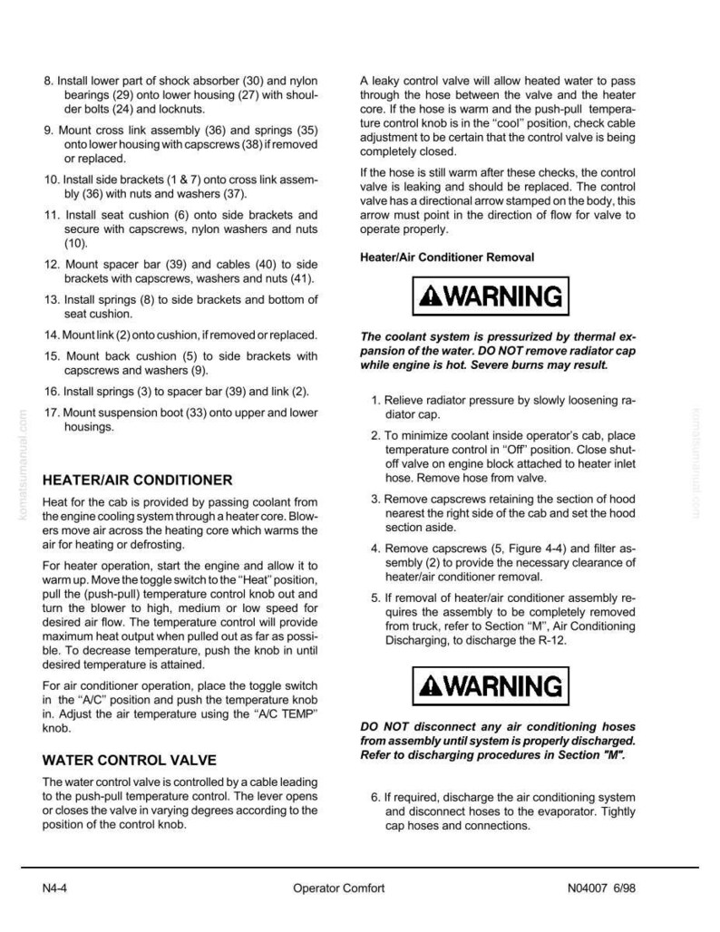 Pu&ograve; includere: Pagina di un manuale dell'operatore con istruzioni per la rimozione del riscaldatore/condizionatore d'aria e il funzionamento della valvola di controllo dell'acqua. Include diagrammi e avvertenze sui sistemi di raffreddamento e sui tubi flessibili dell'aria condizionata. Il testo include la manopola "A/C TEMP" e la posizione "Heat".