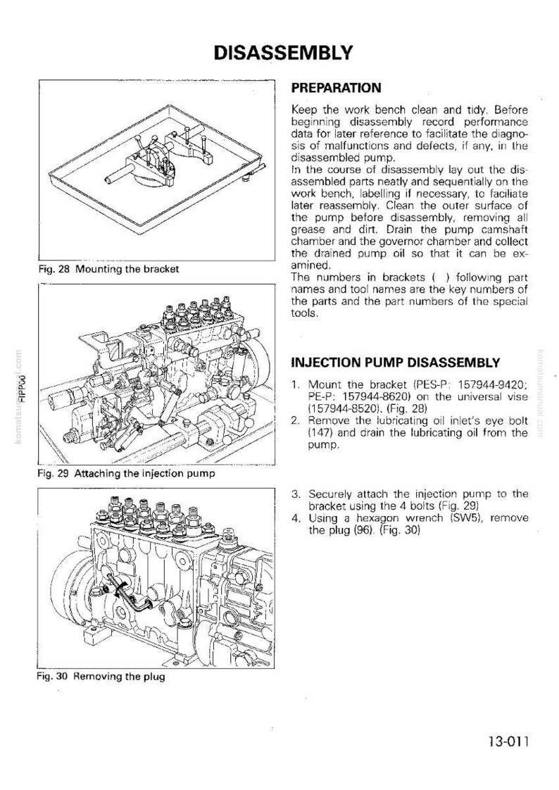 K&ouml;nnte beinhalten: Technische Zeichnung, die die Demontage einer Einspritzpumpe veranschaulicht. Das Bild enth&auml;lt Diagramme zum Anbringen der Halterung, zum Anbringen der Einspritzpumpe und zum Entfernen des Steckers. Der Text enth&auml;lt detaillierte Anweisungen und Teilenummern.