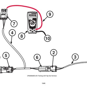 Pode incluir: Diagrama de componentes el&eacute;tricos e fia&ccedil;&atilde;o, com um mult&iacute;metro exibindo "88.88". A imagem mostra pe&ccedil;as numeradas, conectores e um fio vermelho conectando o mult&iacute;metro a um componente. O texto na parte inferior diz "Testing with Tap Out Harness".