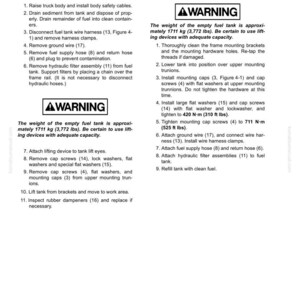 Op de afbeelding: Een pagina uit de handleiding "FUEL TANK" met instructies voor verwijdering en installatie. Bevat een waarschuwing over het gewicht van de lege tank, ongeveer 1711 kg. Zwarte tekst op witte achtergrond.