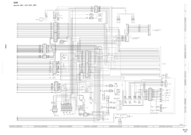 Puede incluir: Un diagrama esquem&aacute;tico detallado en blanco y negro, probablemente para un dispositivo o sistema electr&oacute;nico. El diagrama presenta numerosas l&iacute;neas, conectores y s&iacute;mbolos, con texto en la parte superior que indica un n&uacute;mero de secci&oacute;n y n&uacute;meros de serie.