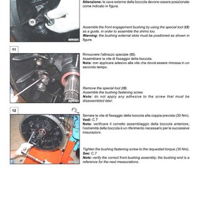 K&ouml;nnte beinhalten: Technische Zeichnung mit Anweisungen zum Zusammenbau einer mechanischen Komponente. Das Bild zeigt Nahaufnahmen des Montageprozesses, einschlie&szlig;lich der Verwendung von Spezialwerkzeugen und dem Anziehen von Schrauben. Text in Englisch und Italienisch liefert Anleitungen.