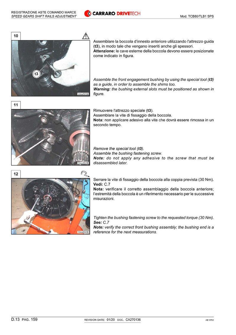 K&ouml;nnte beinhalten: Technische Zeichnung mit Anweisungen zum Zusammenbau einer mechanischen Komponente. Das Bild zeigt Nahaufnahmen des Montageprozesses, einschlie&szlig;lich der Verwendung von Spezialwerkzeugen und dem Anziehen von Schrauben. Text in Englisch und Italienisch liefert Anleitungen.
