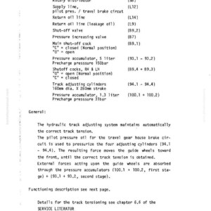 Pu&ograve; includere: Un documento tecnico di Mannesmann Demag che descrive un sistema di tensionamento cingoli idraulico. Il documento include diagrammi, specifiche e una legenda con termini come "Distributore rotante" e "Accumulatore di pressione".