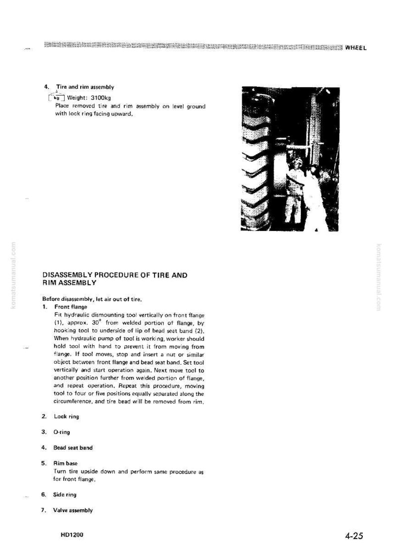 Puede incluir: Una p&aacute;gina de un manual que detalla el procedimiento de desmontaje de un conjunto de neum&aacute;tico y llanta. El texto incluye instrucciones para quitar el tal&oacute;n del neum&aacute;tico y enumera los componentes, como la brida delantera y el anillo de bloqueo. El peso del conjunto es de 3100 kg.